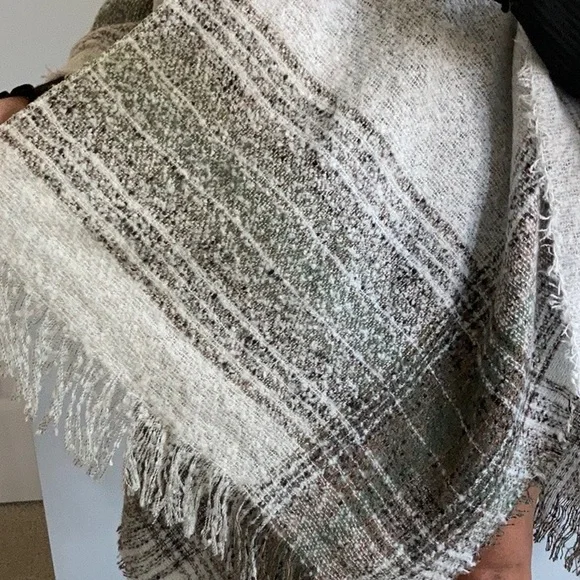 Gorgeous Fringed Shawl/Cape - Picture 8 of 8
